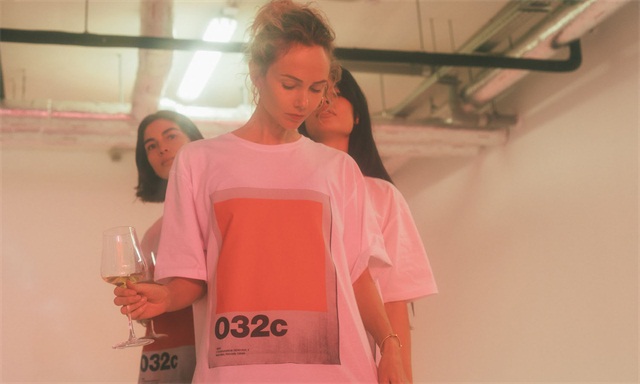 潮流店铺 KM20 联手著名杂志品牌 032c 打造别注 T-Shirt 系列，二位均来自于俄罗斯