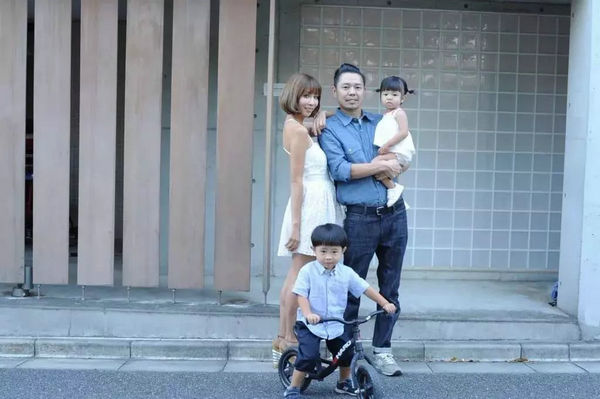 西山彻和他的家人.jpg