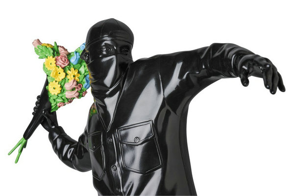 Brandalism x Medicom Toy 联名 Banksy「Flower Bomber」人偶黑色版.jpg