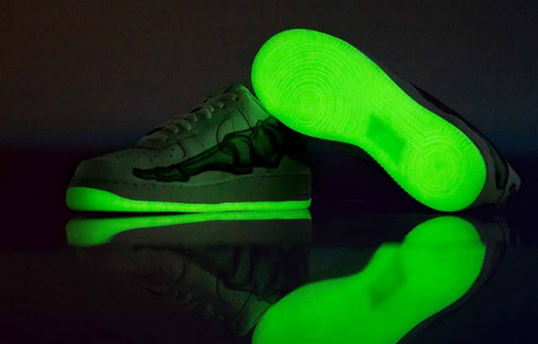 Nike 夜光鞋.jpg