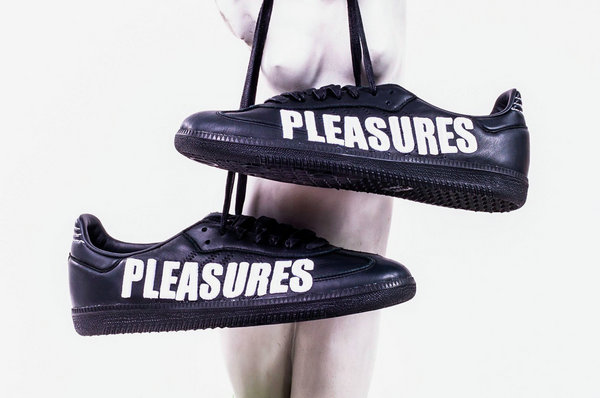 PLEASURES x 阿迪达斯全新联名 Samba 鞋款今日上架～