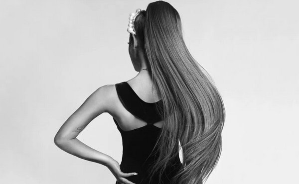 Givenchy 宣布人气天后 Ariana Grande 成为品牌最新代言人，演绎赫本经典小黑裙~