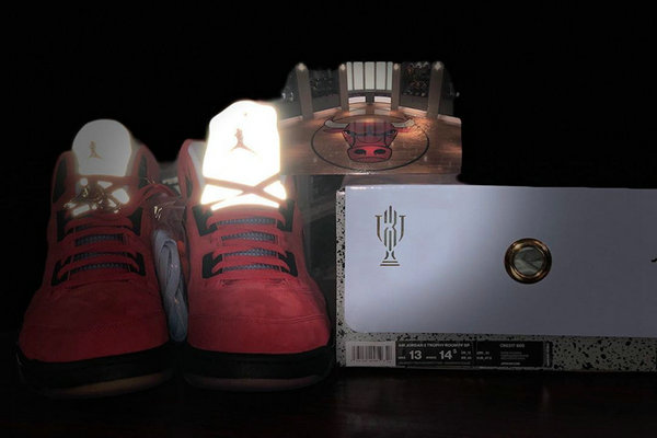  Trophy Room x Air Jordan 5 联名鞋款大红色亲友限定版本上脚美图赏析