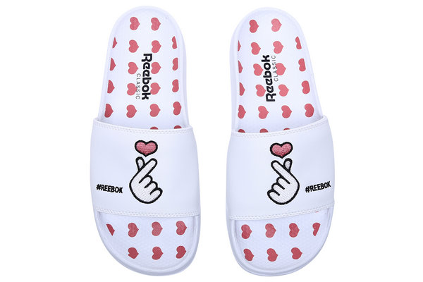 Reebok 2019 全新新版拖鞋设计上架发售，爱心图案加持