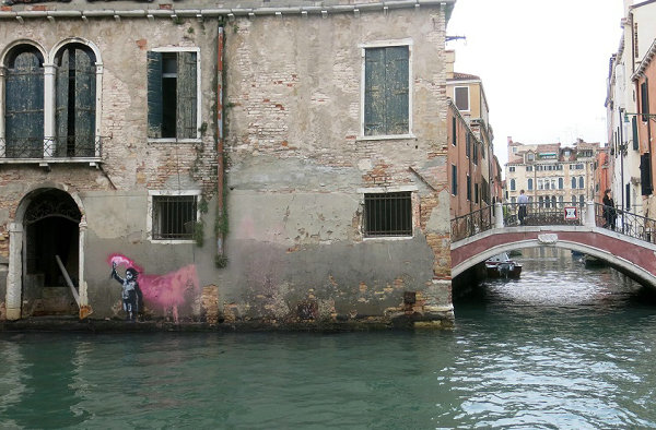 街头艺术家 Banksy 新作亮相威尼斯双年展运河边建筑