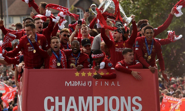 红军利物浦夺欧冠举办游行大典，75万人出动游街庆祝！
