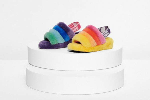 UGG全新彩虹茸耶凉鞋限定发售，助力 LGBTQ 群体爱不设限
