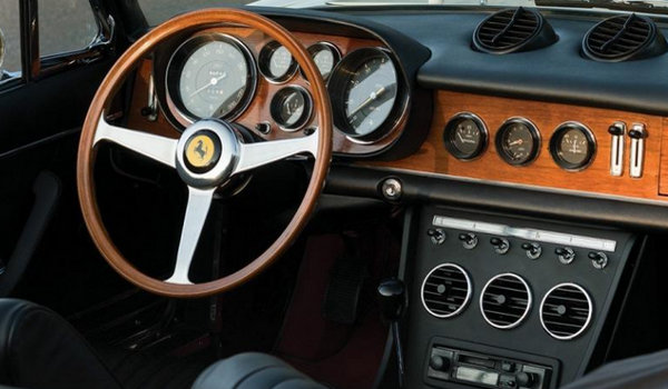1969 年法拉利经典车型 365 GTS Spide 内饰.jpg