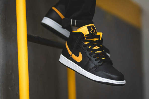 Air Jordan 1 Mid 鞋款全新黑黄配色释出，质感颜值都不错！