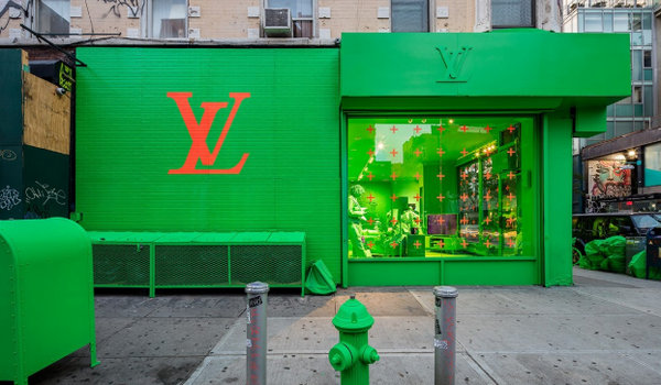 Louis Vuitton 纽约 Pop-up 店铺开店，耀眼霓虹绿！