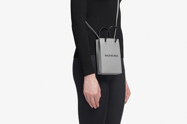 巴黎世家 2019 新款手机挂包系列上市，形似 Balenciaga 购物袋？