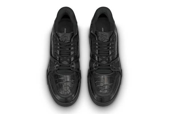 LV 全新 LV Trainer 鞋款「暗黑」版本释出，彰显极致奢华。