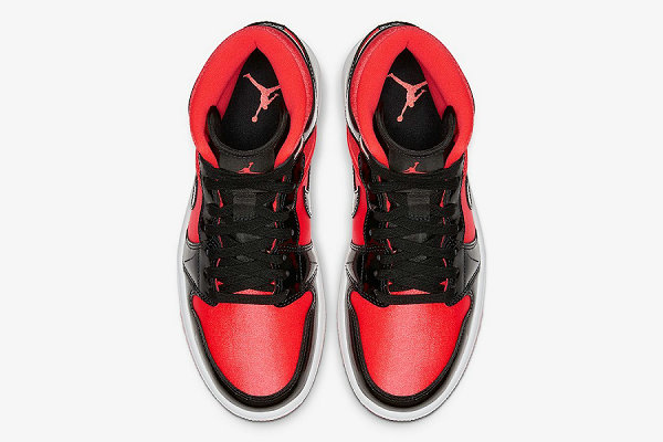 Air Jordan 1 Mid 鞋款黑玫红配色释出，丝绸与漆皮拼接而成