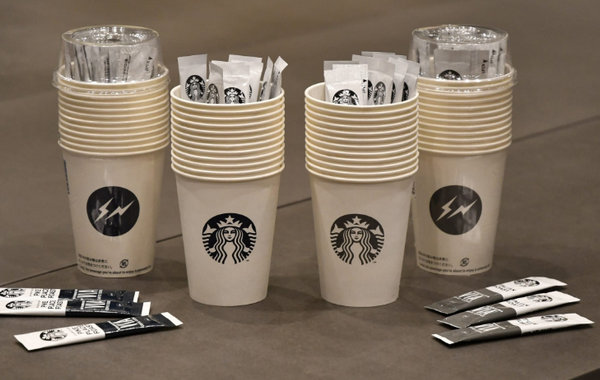 fragment design x Starbucks 秋冬联名咖啡套组.jpg