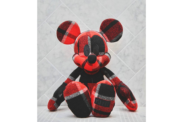 美潮 KITH x 迪士尼联名 Mickey 玩偶曝光，黑红条纹加持