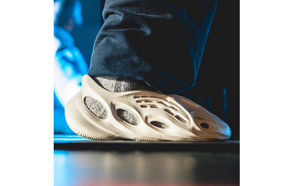Kanye West 上脚 Yeezy Foam Runner 鞋款，距离发售还远吗？