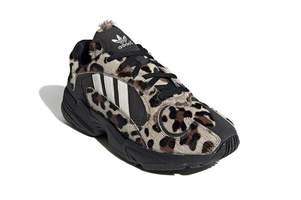 adidas 黑棕豹纹配色 YUNG-1 鞋款公布，仿马毛材质点缀