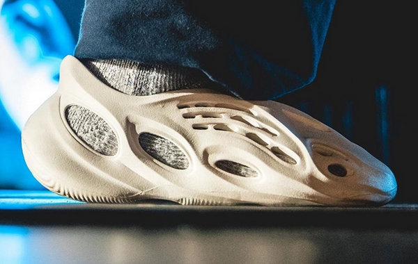 Yeezy 全新洞洞鞋发售.jpg