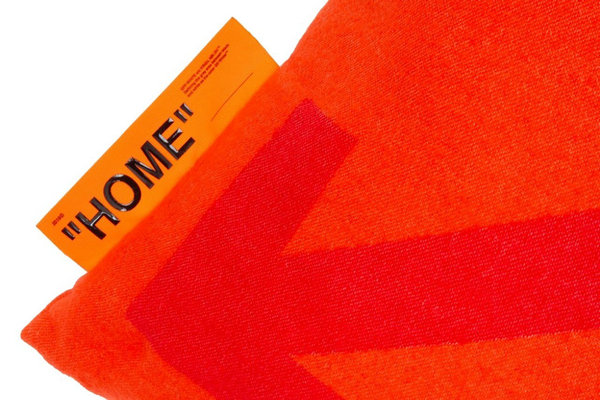 Off-White 2020“Home”家居系列橙色抱枕上架，标签吸睛