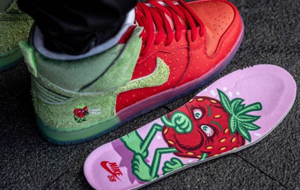 Nike Dunk SB“咳嗽草莓”鞋款实物.jpg
