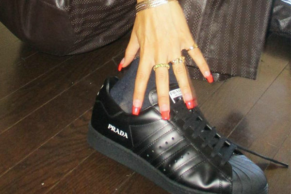 阿迪达斯 x Prada 全新联名 Superstar 鞋款上脚图释出