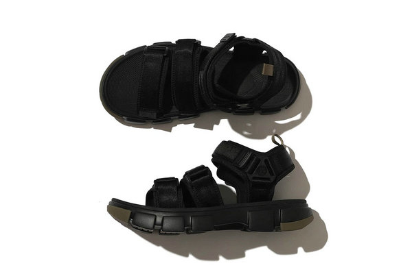 BEAMS x Shaka 全新联名凉拖鞋系列上架发售，双色呈现