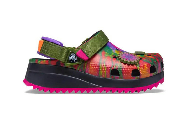 Crocs 全新“Peace Out”系列洞洞鞋上架发售～