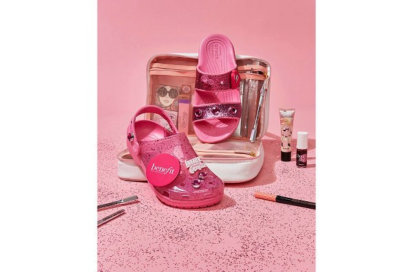 Crocs x Benefit 全新联名洞洞鞋系列开售，粉红果冻色