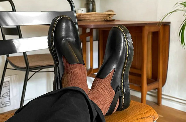 马汀博士全新 Carlson Lusso Mule 鞋款上市，活用鞋帮带