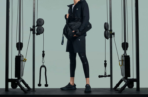 斐乐全新“FILA ATHLETICS”黑色型格健身系列上市