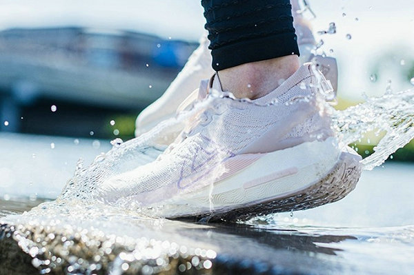 匹克全新“水盾”跑鞋上市，防泼水鞋面 + 态极中底