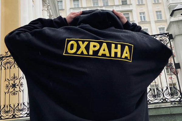Vetements x SV Moscow 全新合作“OXPAHA”系列来袭