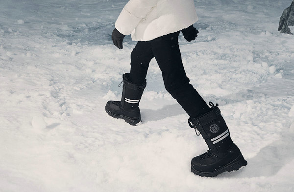 加拿大鹅全新 Snow Mantra 靴款-1.jpg
