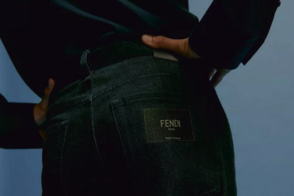 Fendi 2021 冬季男士丹宁胶囊系列发布，舒适又经典