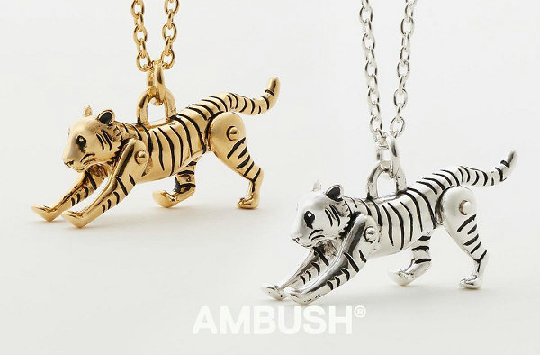AMBUSH 2022 新年老虎项链系列释出，金银两色