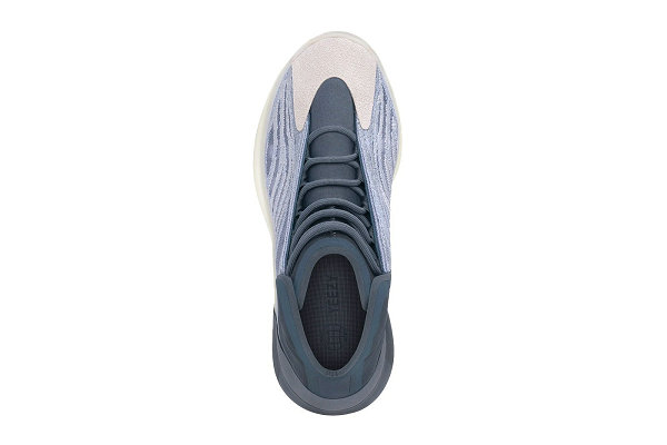 YEEZY Quantum 鞋款全新“Mono Carbon”配色发售