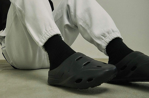 New Balance Clog 洞洞鞋系列上架，简洁而同样艰深