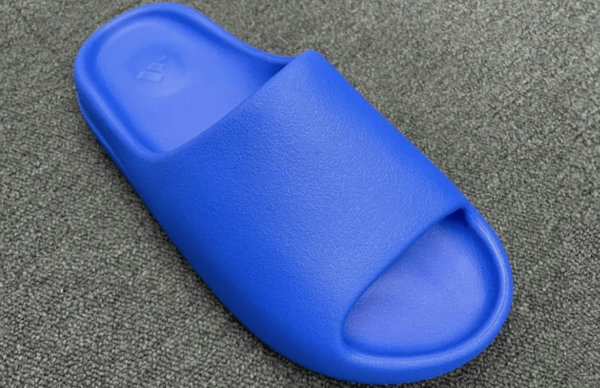 YEEZY Slide 全新“Blue”配色鞋款抢先预览